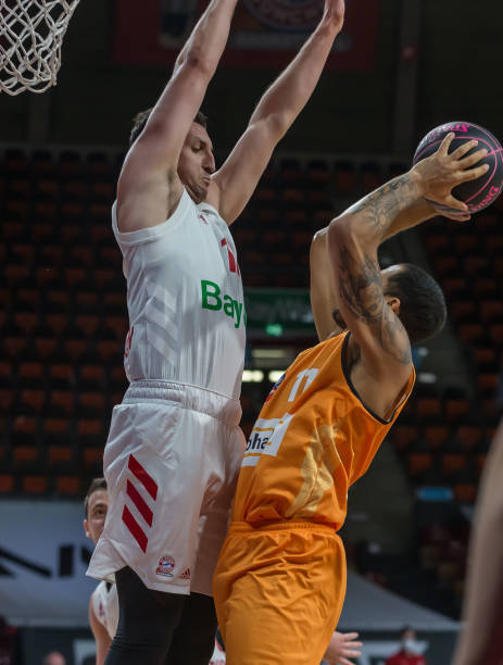 一个继续留 一个继续留